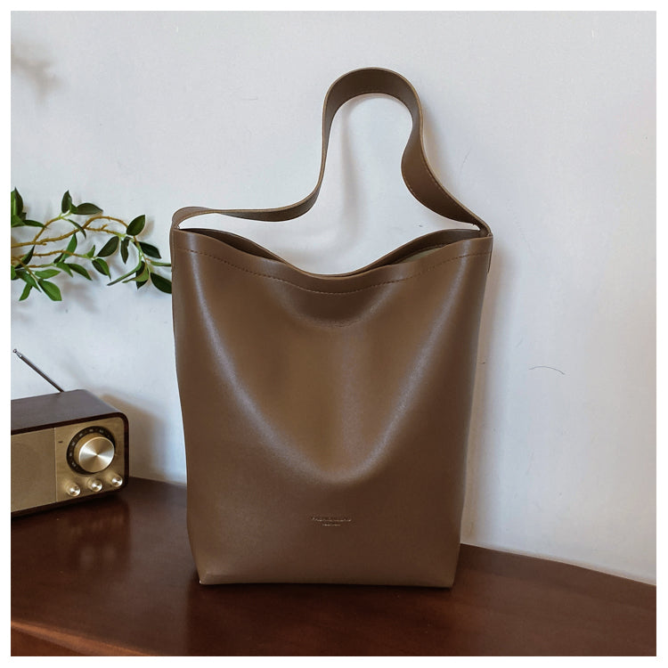 GUCSELECTED(B2276) กระเป๋าสะพายไหล่ทรงถัง ปั้๊มFASHION&BAG (ขนาด15.5นิ้ว)