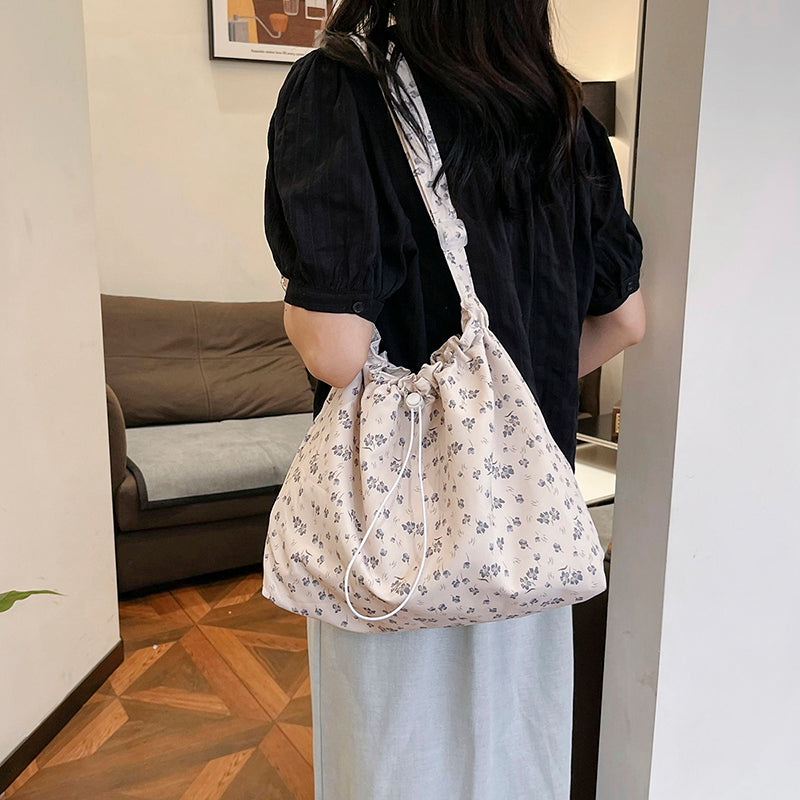 GUCSELECTED(B2066) กระเป๋าสะพายข้างผ้าไนล่อนลายดอกไม้-ปากกระเป๋ารูดเป็นทรงขนมจีบ