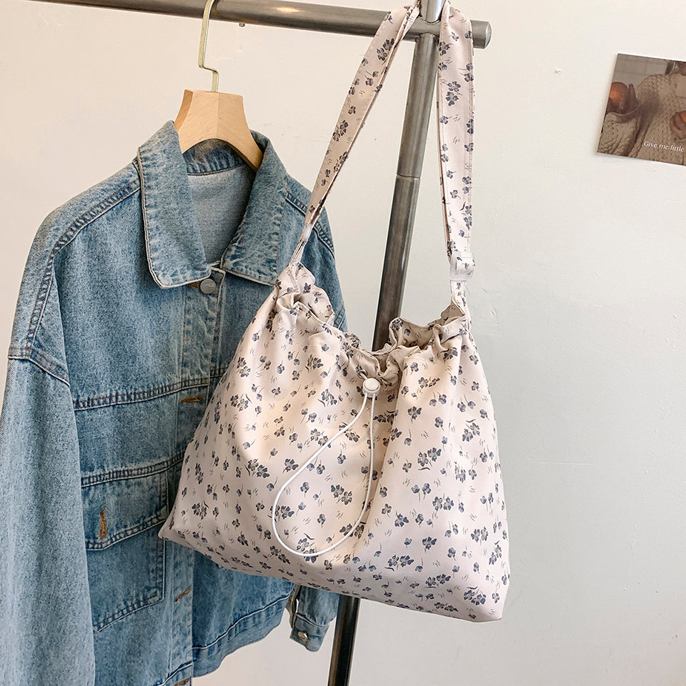 GUCSELECTED(B2066) กระเป๋าสะพายข้างผ้าไนล่อนลายดอกไม้-ปากกระเป๋ารูดเป็นทรงขนมจีบ